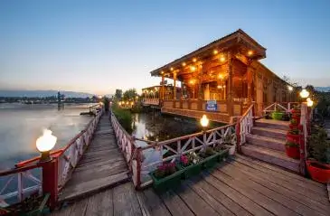 Factors to Consider for an Unforgettable Houseboat Stay in Srinagar